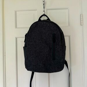 Everlane The Nylon Commuter Backpack in Dark Grey Crosshatch